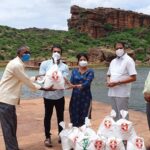 Harshika Poonacha Instagram - @bhuvanamfoundation supports the #Touristguides of our Karnataka’s Historical Heritage #Badami . As there is no tourism since 2 years,These tourist guides have been suffering and @bhuvanamfoundation will always be at their rescue 🙏 ಭುವನಂ ತಂಡದ ಉತ್ತರ ಕರ್ನಾಟಕದ ಉಷಾರ್ ಕೊರೊನ ಜಾಗೃತಿ ಜಾತ್ರೆ ಇವತ್ತು ಬಾಗಲಕೋಟೆ ಜಿಲ್ಲೆಯ ಬಾದಾಮಿ ತಾಲೂಕಿಗೆ ತಲುಪಿದೆ. ಬಾದಾಮಿಯ , ಐಹೊಳೆ ,ಪಟ್ಟದಕಲ್ಲು ಐತಿಹಾಸಿಕ ಸ್ಥಳಗಳಾಗಿರುವುದರಿಂದ ಅಲ್ಲಿಯ ಪ್ರವಾಸಿ ಮಾರ್ಗದರ್ಶಿಗಳು 2 ವರ್ಷದಿಂದ ಕೆಲಸವಿಲ್ಲದೆ ತುಂಬಾನೆ ಕಷ್ಟದಲ್ಲಿದ್ದರು. ಇದನ್ನು ಅರಿತ ಭುವನ್ ಪೊನ್ನಣ್ಣ ಹಾಗೂ ಹರ್ಷಿಕಾ ಪೂಣಚ್ಚರವರು ಕೂಡಲೇ ಅಲ್ಲಿಗೆ ದಾವಿಸಿ ಅಲ್ಲಿಯ ಪ್ರವಾಸಿ ಮಾರ್ಗದರ್ಶಿಗಳಿಗೆ ಒಂದು ತಿಂಗಳಿಗೆ ಆಗುವಷ್ಟು ದಿನಸಿ ಪದಾರ್ಥಗಳನ್ನು ಹಾಗೂ ಔಷದಿ ಮತ್ತು ಬೇರೆ ಸೌಕರ್ಯಗಳನ್ನು  ಒದಗಿಸಿದ್ದಾರೆ. ಹಾಗೆ ಗುಳೀದಗುಡ್ಡ ಕೋವಿಡ್ ಸೆಂಟರ್ ಗೆ ಭೇಟಿ ನೀಡಿ ಅಲ್ಲಿಯ ರೋಗಿಗಳೊಡನೆ ಮಾತಾಡಿ ಅವರೊಡನೆ ಕಾಲ ಕಳೆದು ಅವರಿಗೆ ಹುರಿದುಂಬಿಸುವ ಕೆಲಸವನ್ನು ಮಾಡಿದರು. ಸಮಾಜದಲ್ಲಿ ಸದಾ ನಿರ್ಲಕ್ಷ್ಯಕ್ಕೆ ಒಳಗಾಗುವ ಮತ್ತು ಮಾನಸಿಕವಾಗಿ ತಗ್ಗಿರುವ ವರ್ಗದವರ ಬಗ್ಗೆ ಸಂಶೋಧನೆ ಮಾಡಿ, ತಿಳಿದುಕೊಂಡು ಅವರ ಮನೆ ಬಾಗಿಲಿಗೆ ಹೋಗಿ ಸಹಾಯ ಮಾಡುತ್ತಿರುವ ಭುವನಂ ಸಂಸ್ಥೆಯ ಕಾರ್ಯವನ್ನು ಸ್ಥಳೀಯರು ಮೆಚ್ಚಿ ಕೊಂಡಾಡಿದರು. ಇವತ್ತಿಗೆ ಈ ಸಂಸ್ಥೆಯು ಕರ್ನಾಟಕದ ಆದ್ಯಂತ 15708 ಸಂಸಾರಗಳಿಗೆ ನೆರವಾಗುತ್ತದೆ.