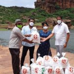 Harshika Poonacha Instagram – @bhuvanamfoundation supports the #Touristguides of our Karnataka’s Historical Heritage #Badami .
As there is no tourism since 2 years,These tourist guides have been suffering and @bhuvanamfoundation will always be at their rescue 🙏

ಭುವನಂ ತಂಡದ ಉತ್ತರ ಕರ್ನಾಟಕದ ಉಷಾರ್ ಕೊರೊನ ಜಾಗೃತಿ ಜಾತ್ರೆ ಇವತ್ತು ಬಾಗಲಕೋಟೆ ಜಿಲ್ಲೆಯ ಬಾದಾಮಿ ತಾಲೂಕಿಗೆ ತಲುಪಿದೆ. ಬಾದಾಮಿಯ , ಐಹೊಳೆ ,ಪಟ್ಟದಕಲ್ಲು ಐತಿಹಾಸಿಕ ಸ್ಥಳಗಳಾಗಿರುವುದರಿಂದ ಅಲ್ಲಿಯ ಪ್ರವಾಸಿ ಮಾರ್ಗದರ್ಶಿಗಳು 2 ವರ್ಷದಿಂದ ಕೆಲಸವಿಲ್ಲದೆ ತುಂಬಾನೆ ಕಷ್ಟದಲ್ಲಿದ್ದರು. ಇದನ್ನು ಅರಿತ ಭುವನ್ ಪೊನ್ನಣ್ಣ ಹಾಗೂ ಹರ್ಷಿಕಾ ಪೂಣಚ್ಚರವರು ಕೂಡಲೇ ಅಲ್ಲಿಗೆ ದಾವಿಸಿ ಅಲ್ಲಿಯ ಪ್ರವಾಸಿ ಮಾರ್ಗದರ್ಶಿಗಳಿಗೆ ಒಂದು ತಿಂಗಳಿಗೆ ಆಗುವಷ್ಟು ದಿನಸಿ ಪದಾರ್ಥಗಳನ್ನು ಹಾಗೂ ಔಷದಿ ಮತ್ತು ಬೇರೆ ಸೌಕರ್ಯಗಳನ್ನು  ಒದಗಿಸಿದ್ದಾರೆ. ಹಾಗೆ ಗುಳೀದಗುಡ್ಡ ಕೋವಿಡ್ ಸೆಂಟರ್ ಗೆ ಭೇಟಿ ನೀಡಿ ಅಲ್ಲಿಯ ರೋಗಿಗಳೊಡನೆ ಮಾತಾಡಿ ಅವರೊಡನೆ ಕಾಲ ಕಳೆದು ಅವರಿಗೆ ಹುರಿದುಂಬಿಸುವ ಕೆಲಸವನ್ನು ಮಾಡಿದರು. 
ಸಮಾಜದಲ್ಲಿ ಸದಾ ನಿರ್ಲಕ್ಷ್ಯಕ್ಕೆ ಒಳಗಾಗುವ ಮತ್ತು ಮಾನಸಿಕವಾಗಿ ತಗ್ಗಿರುವ ವರ್ಗದವರ ಬಗ್ಗೆ ಸಂಶೋಧನೆ ಮಾಡಿ, ತಿಳಿದುಕೊಂಡು ಅವರ ಮನೆ ಬಾಗಿಲಿಗೆ ಹೋಗಿ ಸಹಾಯ ಮಾಡುತ್ತಿರುವ ಭುವನಂ ಸಂಸ್ಥೆಯ ಕಾರ್ಯವನ್ನು ಸ್ಥಳೀಯರು ಮೆಚ್ಚಿ ಕೊಂಡಾಡಿದರು. ಇವತ್ತಿಗೆ ಈ ಸಂಸ್ಥೆಯು ಕರ್ನಾಟಕದ ಆದ್ಯಂತ 15708 ಸಂಸಾರಗಳಿಗೆ ನೆರವಾಗುತ್ತದೆ.