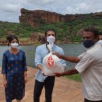 Harshika Poonacha Instagram – @bhuvanamfoundation supports the #Touristguides of our Karnataka’s Historical Heritage #Badami .
As there is no tourism since 2 years,These tourist guides have been suffering and @bhuvanamfoundation will always be at their rescue 🙏

ಭುವನಂ ತಂಡದ ಉತ್ತರ ಕರ್ನಾಟಕದ ಉಷಾರ್ ಕೊರೊನ ಜಾಗೃತಿ ಜಾತ್ರೆ ಇವತ್ತು ಬಾಗಲಕೋಟೆ ಜಿಲ್ಲೆಯ ಬಾದಾಮಿ ತಾಲೂಕಿಗೆ ತಲುಪಿದೆ. ಬಾದಾಮಿಯ , ಐಹೊಳೆ ,ಪಟ್ಟದಕಲ್ಲು ಐತಿಹಾಸಿಕ ಸ್ಥಳಗಳಾಗಿರುವುದರಿಂದ ಅಲ್ಲಿಯ ಪ್ರವಾಸಿ ಮಾರ್ಗದರ್ಶಿಗಳು 2 ವರ್ಷದಿಂದ ಕೆಲಸವಿಲ್ಲದೆ ತುಂಬಾನೆ ಕಷ್ಟದಲ್ಲಿದ್ದರು. ಇದನ್ನು ಅರಿತ ಭುವನ್ ಪೊನ್ನಣ್ಣ ಹಾಗೂ ಹರ್ಷಿಕಾ ಪೂಣಚ್ಚರವರು ಕೂಡಲೇ ಅಲ್ಲಿಗೆ ದಾವಿಸಿ ಅಲ್ಲಿಯ ಪ್ರವಾಸಿ ಮಾರ್ಗದರ್ಶಿಗಳಿಗೆ ಒಂದು ತಿಂಗಳಿಗೆ ಆಗುವಷ್ಟು ದಿನಸಿ ಪದಾರ್ಥಗಳನ್ನು ಹಾಗೂ ಔಷದಿ ಮತ್ತು ಬೇರೆ ಸೌಕರ್ಯಗಳನ್ನು  ಒದಗಿಸಿದ್ದಾರೆ. ಹಾಗೆ ಗುಳೀದಗುಡ್ಡ ಕೋವಿಡ್ ಸೆಂಟರ್ ಗೆ ಭೇಟಿ ನೀಡಿ ಅಲ್ಲಿಯ ರೋಗಿಗಳೊಡನೆ ಮಾತಾಡಿ ಅವರೊಡನೆ ಕಾಲ ಕಳೆದು ಅವರಿಗೆ ಹುರಿದುಂಬಿಸುವ ಕೆಲಸವನ್ನು ಮಾಡಿದರು. 
ಸಮಾಜದಲ್ಲಿ ಸದಾ ನಿರ್ಲಕ್ಷ್ಯಕ್ಕೆ ಒಳಗಾಗುವ ಮತ್ತು ಮಾನಸಿಕವಾಗಿ ತಗ್ಗಿರುವ ವರ್ಗದವರ ಬಗ್ಗೆ ಸಂಶೋಧನೆ ಮಾಡಿ, ತಿಳಿದುಕೊಂಡು ಅವರ ಮನೆ ಬಾಗಿಲಿಗೆ ಹೋಗಿ ಸಹಾಯ ಮಾಡುತ್ತಿರುವ ಭುವನಂ ಸಂಸ್ಥೆಯ ಕಾರ್ಯವನ್ನು ಸ್ಥಳೀಯರು ಮೆಚ್ಚಿ ಕೊಂಡಾಡಿದರು. ಇವತ್ತಿಗೆ ಈ ಸಂಸ್ಥೆಯು ಕರ್ನಾಟಕದ ಆದ್ಯಂತ 15708 ಸಂಸಾರಗಳಿಗೆ ನೆರವಾಗುತ್ತದೆ.