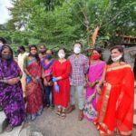 Harshika Poonacha Instagram – @bhuvanamfoundation in Kalburgi 🙏

ನಟ ಭುವನ್ ಪೊನ್ನಣ್ಣ ಹಾಗೂ ನಟಿ ಹರ್ಷಿಕಾ ಪೂಣಚ್ಚರವರ ತಮ್ಮ ಉತ್ತರ ಕರ್ನಾಟಕದ ಕೊರೊನ ಜಾಗೃತಿ ಅಭಿಯಾನವು ಬಿರುಸಿನಿಂದ ಸಾಗಿದ್ದು  ಈ ದಿನ ಕಲ್ಬುರ್ಗಿ ಜಿಲ್ಲೆಯ ಮುಧೋಳ ತಾಲೂಕ, ಸೇಡಂ ಗ್ರಾಮಕ್ಕೆ ತೆರಳಿ ಅಲ್ಲಿಯ ಅಲೆಮಾರಿ ಜನಾಂಗದವರು, ಮಂಗಳ ಮುಖಿಯರು ಹಾಗು ಬಡ ಕುಟುಂಬಗಳ ಮನೆ ಮನೆಗೆ ಹೋಗಿ ಕೊರೊನ ಜಾಗ್ರತಿ ಮೂಡಿಸಿ ಭುವನಂ ಸಂಸ್ಥೆಯ “ಫೀಡ್ ಕರ್ನಾಟಕ” ಯೋಜನೆಯ ಅಡಿಯಲ್ಲಿ ಊರಿನ ಎಲ್ಲ ಕಾರೋನ ಪೀಡಿತ ಸಂಸಾರಗಳಿಗೆ 1 ತಿಂಗಳಿಗೆ ಆಗುವಷ್ಟು ದಿನಸಿ , ಔಷದಿ ಹಾಗು ಮಾಸ್ಕ್ ಗಳನ್ನು ವಿತರಿಸಿದ್ದಾರೆ.
#covid_19 #humanity #bhuvanamfoundation #help #transgender #migrantworkers #nomad #kalburgi Kalburgi City