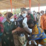 Harshika Poonacha Instagram - A picture is worth a thousand words . Each person we met, Each village we visited have been very special to us 🙏 @bhuvanamfoundation is here at hour resue ❤️❤️❤️ ಭುವನಂ ತಂಡದಿಂದ ಸವಸುದ್ದಿಯಲ್ಲಿ "ಉಷಾರ್" - "ಕರ್ನಾಟಕ ಕೊರೋನ ಜಾಗೃತಿ" ಅಭಿಯಾನ!! ಭುವನಂ ಸಂಸ್ಥೆಯ ರಾಯಬಾರಿಗಳಾದ ನಟ ಭುವನ್ ಪೊನ್ನಣ್ಣ ಹಾಗೂ ನಟಿ ಹರ್ಷಿಕಾ ಪೂಣಚ್ಚ ರವರು ಬೆಳಗಾವಿ ಜಿಲ್ಲೆಯ ಚಿಕ್ಕೋಡಿ ತಾಲೂಕಿನ ರಾಯಭಾಗದ, ಸವಸುದ್ದಿ ಗ್ರಾಮಕ್ಕೆ ಭೇಟಿ ನೀಡುವ ಮೂಲಕ ಉತ್ತರ ಕರ್ನಾಟಕದಲ್ಲಿ ಭುವನಂ ಸಂಸ್ಥೆಯ ಅಡಿಯಲ್ಲಿ ಆಯೋಜಿಸಲಾದ "ಉಷಾರ್" - "ಕರ್ನಾಟಕ ಕೊರೋನ ಜಾಗೃತಿ" ಅಭಿಯಾನವನ್ನು ಪ್ರಾರಂಭಿಸಿರುತ್ತಾರೆ.   ಸವಸುದ್ದಿ ಗ್ರಾಮದಲ್ಲಿ ಒಂದೇ ತಿಂಗಳಲ್ಲಿ ಬರೋಬ್ಬರಿ 70 - 80  ಸಾವು ಗಳಾಗಿರುವುದನ್ನು ಅರಿತು ಖುದ್ದಾಗಿ ಬೆಂಗಳೂರಿನಿಂದ 12 ಗಂಟೆಗಳ ಕಾಲ ಅವರ ತಂಡದೊಡನೆ ಪಯಣ ಬೆಳಸಿ ಇಲ್ಲಿಯ ಜನರನ್ನು ಭೇಟಿ ಮಾಡಿ ಅವರ ತೊಂದರೆಗಳನ್ನು ಆಲಿಸಿ, ಕೊರೊನ ಪೀಡಿತ 50 ಸಂಸಾರಗಳ ಮನೆಗೆ ತಾವೇ ತೆರಳಿ ಒಂದು ತಿಂಗಳಿಗೆ ಆಗುವಷ್ಟು ಅಗತ್ಯ ವಸ್ತುಗಳು ,ದಿನಸಿ, ಔಷದಿ ಮತ್ತು ಮಾಸ್ಕ್ ಗಳ್ಳನು ಎಲ್ಲಾ ಬಡ ಕುಟುಂಬಗಳಿಗೆ ಹಂಚಿದ್ದಾರೆ .