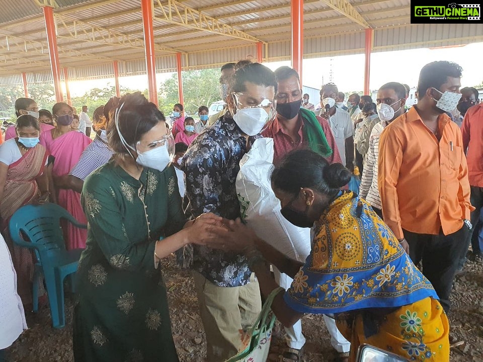 Harshika Poonacha Instagram - A picture is worth a thousand words . Each person we met, Each village we visited have been very special to us 🙏 @bhuvanamfoundation is here at hour resue ❤️❤️❤️ ಭುವನಂ ತಂಡದಿಂದ ಸವಸುದ್ದಿಯಲ್ಲಿ "ಉಷಾರ್" - "ಕರ್ನಾಟಕ ಕೊರೋನ ಜಾಗೃತಿ" ಅಭಿಯಾನ!! ಭುವನಂ ಸಂಸ್ಥೆಯ ರಾಯಬಾರಿಗಳಾದ ನಟ ಭುವನ್ ಪೊನ್ನಣ್ಣ ಹಾಗೂ ನಟಿ ಹರ್ಷಿಕಾ ಪೂಣಚ್ಚ ರವರು ಬೆಳಗಾವಿ ಜಿಲ್ಲೆಯ ಚಿಕ್ಕೋಡಿ ತಾಲೂಕಿನ ರಾಯಭಾಗದ, ಸವಸುದ್ದಿ ಗ್ರಾಮಕ್ಕೆ ಭೇಟಿ ನೀಡುವ ಮೂಲಕ ಉತ್ತರ ಕರ್ನಾಟಕದಲ್ಲಿ ಭುವನಂ ಸಂಸ್ಥೆಯ ಅಡಿಯಲ್ಲಿ ಆಯೋಜಿಸಲಾದ "ಉಷಾರ್" - "ಕರ್ನಾಟಕ ಕೊರೋನ ಜಾಗೃತಿ" ಅಭಿಯಾನವನ್ನು ಪ್ರಾರಂಭಿಸಿರುತ್ತಾರೆ. ಸವಸುದ್ದಿ ಗ್ರಾಮದಲ್ಲಿ ಒಂದೇ ತಿಂಗಳಲ್ಲಿ ಬರೋಬ್ಬರಿ 70 - 80 ಸಾವು ಗಳಾಗಿರುವುದನ್ನು ಅರಿತು ಖುದ್ದಾಗಿ ಬೆಂಗಳೂರಿನಿಂದ 12 ಗಂಟೆಗಳ ಕಾಲ ಅವರ ತಂಡದೊಡನೆ ಪಯಣ ಬೆಳಸಿ ಇಲ್ಲಿಯ ಜನರನ್ನು ಭೇಟಿ ಮಾಡಿ ಅವರ ತೊಂದರೆಗಳನ್ನು ಆಲಿಸಿ, ಕೊರೊನ ಪೀಡಿತ 50 ಸಂಸಾರಗಳ ಮನೆಗೆ ತಾವೇ ತೆರಳಿ ಒಂದು ತಿಂಗಳಿಗೆ ಆಗುವಷ್ಟು ಅಗತ್ಯ ವಸ್ತುಗಳು ,ದಿನಸಿ, ಔಷದಿ ಮತ್ತು ಮಾಸ್ಕ್ ಗಳ್ಳನು ಎಲ್ಲಾ ಬಡ ಕುಟುಂಬಗಳಿಗೆ ಹಂಚಿದ್ದಾರೆ .