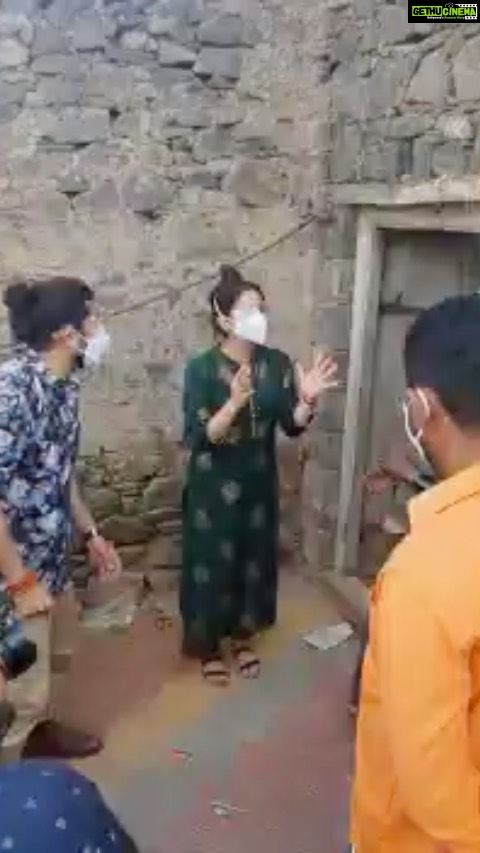 Harshika Poonacha Instagram - ಭುವನಂ ತಂಡದಿಂದ ಸವಸುದ್ದಿಯಲ್ಲಿ "ಉಷಾರ್" - "ಕರ್ನಾಟಕ ಕೊರೋನ ಜಾಗೃತಿ" ಅಭಿಯಾನ!! ಭುವನಂ ಸಂಸ್ಥೆಯ ರಾಯಬಾರಿಗಳಾದ ನಟ ಭುವನ್ ಪೊನ್ನಣ್ಣ ಹಾಗೂ ನಟಿ ಹರ್ಷಿಕಾ ಪೂಣಚ್ಚ ರವರು ಬೆಳಗಾವಿ ಜಿಲ್ಲೆಯ ಚಿಕ್ಕೋಡಿ ತಾಲೂಕಿನ ರಾಯಭಾಗದ, ಸವಸುದ್ದಿ ಗ್ರಾಮಕ್ಕೆ ಭೇಟಿ ನೀಡುವ ಮೂಲಕ ಉತ್ತರ ಕರ್ನಾಟಕದಲ್ಲಿ ಭುವನಂ ಸಂಸ್ಥೆಯ ಅಡಿಯಲ್ಲಿ ಆಯೋಜಿಸಲಾದ "ಉಷಾರ್" - "ಕರ್ನಾಟಕ ಕೊರೋನ ಜಾಗೃತಿ" ಅಭಿಯಾನವನ್ನು ಪ್ರಾರಂಭಿಸಿರುತ್ತಾರೆ. ಸವಸುದ್ದಿ ಗ್ರಾಮದಲ್ಲಿ ಒಂದೇ ತಿಂಗಳಲ್ಲಿ ಬರೋಬ್ಬರಿ 70 - 80 ಸಾವು ಗಳಾಗಿರುವುದನ್ನು ಅರಿತು ಖುದ್ದಾಗಿ ಬೆಂಗಳೂರಿನಿಂದ 12 ಗಂಟೆಗಳ ಕಾಲ ಅವರ ತಂಡದೊಡನೆ ಪಯಣ ಬೆಳಸಿ ಇಲ್ಲಿಯ ಜನರನ್ನು ಭೇಟಿ ಮಾಡಿ ಅವರ ತೊಂದರೆಗಳನ್ನು ಆಲಿಸಿ, ಕೊರೊನ ಪೀಡಿತ 50 ಸಂಸಾರಗಳ ಮನೆಗೆ ತಾವೇ ತೆರಳಿ ಒಂದು ತಿಂಗಳಿಗೆ ಆಗುವಷ್ಟು ಅಗತ್ಯ ವಸ್ತುಗಳು ,ದಿನಸಿ, ಔಷದಿ ಮತ್ತು ಮಾಸ್ಕ್ ಗಳ್ಳನು ಎಲ್ಲಾ ಬಡ ಕುಟುಂಬಗಳಿಗೆ ಹಂಚಿದ್ದಾರೆ .