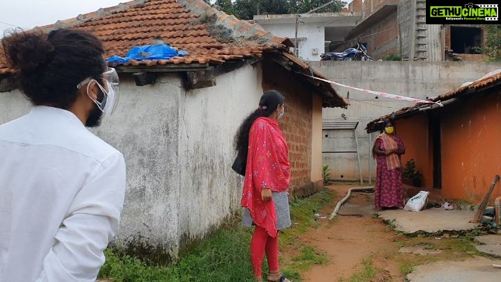 Harshika Poonacha Instagram - Covid positive sealed down houses visit continues 🙏 We at @bhuvanamfoundation will try to reach as many families as possible. #BhuvanamFoundation The Religion of Love and Kindness