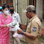 Harshika Poonacha Instagram - Kodagu is one of the worst #covid19 hit districts of Karnataka and we are here from past 2 days doing our bit from @bhuvanamfoundation , We’ve distributed ration kits to 600 families of COVID patients, the poor and needy from the rural parts of Kodagu,Asha karyakartes, Frontline staff and home guards . These vegetables are procured from the farmers and given for FREE with our Ration kits. Our Ration kits weigh 15kilos each, I cannot carry them, Hence @bhuvann_ponnannaa_official gives the kits and I distribute the free vegetables to our people. #covid #bhuvanamfoundation