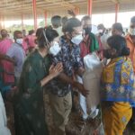 Harshika Poonacha Instagram - A picture is worth a thousand words . Each person we met, Each village we visited have been very special to us 🙏 @bhuvanamfoundation is here at hour resue ❤️❤️❤️ ಭುವನಂ ತಂಡದಿಂದ ಸವಸುದ್ದಿಯಲ್ಲಿ "ಉಷಾರ್" - "ಕರ್ನಾಟಕ ಕೊರೋನ ಜಾಗೃತಿ" ಅಭಿಯಾನ!! ಭುವನಂ ಸಂಸ್ಥೆಯ ರಾಯಬಾರಿಗಳಾದ ನಟ ಭುವನ್ ಪೊನ್ನಣ್ಣ ಹಾಗೂ ನಟಿ ಹರ್ಷಿಕಾ ಪೂಣಚ್ಚ ರವರು ಬೆಳಗಾವಿ ಜಿಲ್ಲೆಯ ಚಿಕ್ಕೋಡಿ ತಾಲೂಕಿನ ರಾಯಭಾಗದ, ಸವಸುದ್ದಿ ಗ್ರಾಮಕ್ಕೆ ಭೇಟಿ ನೀಡುವ ಮೂಲಕ ಉತ್ತರ ಕರ್ನಾಟಕದಲ್ಲಿ ಭುವನಂ ಸಂಸ್ಥೆಯ ಅಡಿಯಲ್ಲಿ ಆಯೋಜಿಸಲಾದ "ಉಷಾರ್" - "ಕರ್ನಾಟಕ ಕೊರೋನ ಜಾಗೃತಿ" ಅಭಿಯಾನವನ್ನು ಪ್ರಾರಂಭಿಸಿರುತ್ತಾರೆ.   ಸವಸುದ್ದಿ ಗ್ರಾಮದಲ್ಲಿ ಒಂದೇ ತಿಂಗಳಲ್ಲಿ ಬರೋಬ್ಬರಿ 70 - 80  ಸಾವು ಗಳಾಗಿರುವುದನ್ನು ಅರಿತು ಖುದ್ದಾಗಿ ಬೆಂಗಳೂರಿನಿಂದ 12 ಗಂಟೆಗಳ ಕಾಲ ಅವರ ತಂಡದೊಡನೆ ಪಯಣ ಬೆಳಸಿ ಇಲ್ಲಿಯ ಜನರನ್ನು ಭೇಟಿ ಮಾಡಿ ಅವರ ತೊಂದರೆಗಳನ್ನು ಆಲಿಸಿ, ಕೊರೊನ ಪೀಡಿತ 50 ಸಂಸಾರಗಳ ಮನೆಗೆ ತಾವೇ ತೆರಳಿ ಒಂದು ತಿಂಗಳಿಗೆ ಆಗುವಷ್ಟು ಅಗತ್ಯ ವಸ್ತುಗಳು ,ದಿನಸಿ, ಔಷದಿ ಮತ್ತು ಮಾಸ್ಕ್ ಗಳ್ಳನು ಎಲ್ಲಾ ಬಡ ಕುಟುಂಬಗಳಿಗೆ ಹಂಚಿದ್ದಾರೆ .