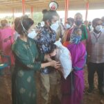 Harshika Poonacha Instagram - A picture is worth a thousand words . Each person we met, Each village we visited have been very special to us 🙏 @bhuvanamfoundation is here at hour resue ❤️❤️❤️ ಭುವನಂ ತಂಡದಿಂದ ಸವಸುದ್ದಿಯಲ್ಲಿ "ಉಷಾರ್" - "ಕರ್ನಾಟಕ ಕೊರೋನ ಜಾಗೃತಿ" ಅಭಿಯಾನ!! ಭುವನಂ ಸಂಸ್ಥೆಯ ರಾಯಬಾರಿಗಳಾದ ನಟ ಭುವನ್ ಪೊನ್ನಣ್ಣ ಹಾಗೂ ನಟಿ ಹರ್ಷಿಕಾ ಪೂಣಚ್ಚ ರವರು ಬೆಳಗಾವಿ ಜಿಲ್ಲೆಯ ಚಿಕ್ಕೋಡಿ ತಾಲೂಕಿನ ರಾಯಭಾಗದ, ಸವಸುದ್ದಿ ಗ್ರಾಮಕ್ಕೆ ಭೇಟಿ ನೀಡುವ ಮೂಲಕ ಉತ್ತರ ಕರ್ನಾಟಕದಲ್ಲಿ ಭುವನಂ ಸಂಸ್ಥೆಯ ಅಡಿಯಲ್ಲಿ ಆಯೋಜಿಸಲಾದ "ಉಷಾರ್" - "ಕರ್ನಾಟಕ ಕೊರೋನ ಜಾಗೃತಿ" ಅಭಿಯಾನವನ್ನು ಪ್ರಾರಂಭಿಸಿರುತ್ತಾರೆ.   ಸವಸುದ್ದಿ ಗ್ರಾಮದಲ್ಲಿ ಒಂದೇ ತಿಂಗಳಲ್ಲಿ ಬರೋಬ್ಬರಿ 70 - 80  ಸಾವು ಗಳಾಗಿರುವುದನ್ನು ಅರಿತು ಖುದ್ದಾಗಿ ಬೆಂಗಳೂರಿನಿಂದ 12 ಗಂಟೆಗಳ ಕಾಲ ಅವರ ತಂಡದೊಡನೆ ಪಯಣ ಬೆಳಸಿ ಇಲ್ಲಿಯ ಜನರನ್ನು ಭೇಟಿ ಮಾಡಿ ಅವರ ತೊಂದರೆಗಳನ್ನು ಆಲಿಸಿ, ಕೊರೊನ ಪೀಡಿತ 50 ಸಂಸಾರಗಳ ಮನೆಗೆ ತಾವೇ ತೆರಳಿ ಒಂದು ತಿಂಗಳಿಗೆ ಆಗುವಷ್ಟು ಅಗತ್ಯ ವಸ್ತುಗಳು ,ದಿನಸಿ, ಔಷದಿ ಮತ್ತು ಮಾಸ್ಕ್ ಗಳ್ಳನು ಎಲ್ಲಾ ಬಡ ಕುಟುಂಬಗಳಿಗೆ ಹಂಚಿದ್ದಾರೆ .