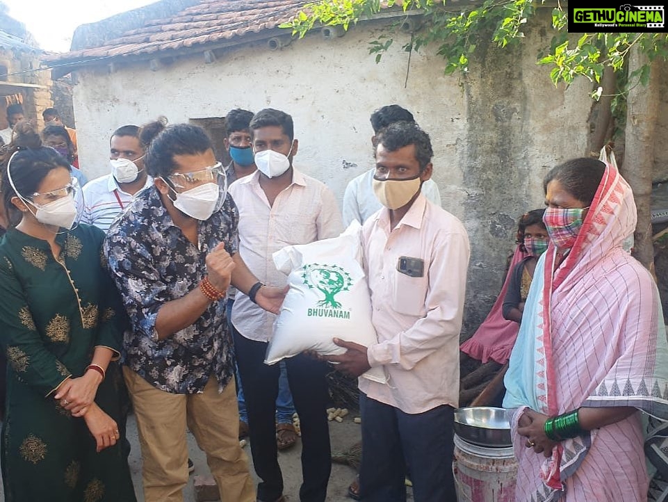 Harshika Poonacha Instagram - A picture is worth a thousand words . Each person we met, Each village we visited have been very special to us 🙏 @bhuvanamfoundation is here at hour resue ❤️❤️❤️ ಭುವನಂ ತಂಡದಿಂದ ಸವಸುದ್ದಿಯಲ್ಲಿ "ಉಷಾರ್" - "ಕರ್ನಾಟಕ ಕೊರೋನ ಜಾಗೃತಿ" ಅಭಿಯಾನ!! ಭುವನಂ ಸಂಸ್ಥೆಯ ರಾಯಬಾರಿಗಳಾದ ನಟ ಭುವನ್ ಪೊನ್ನಣ್ಣ ಹಾಗೂ ನಟಿ ಹರ್ಷಿಕಾ ಪೂಣಚ್ಚ ರವರು ಬೆಳಗಾವಿ ಜಿಲ್ಲೆಯ ಚಿಕ್ಕೋಡಿ ತಾಲೂಕಿನ ರಾಯಭಾಗದ, ಸವಸುದ್ದಿ ಗ್ರಾಮಕ್ಕೆ ಭೇಟಿ ನೀಡುವ ಮೂಲಕ ಉತ್ತರ ಕರ್ನಾಟಕದಲ್ಲಿ ಭುವನಂ ಸಂಸ್ಥೆಯ ಅಡಿಯಲ್ಲಿ ಆಯೋಜಿಸಲಾದ "ಉಷಾರ್" - "ಕರ್ನಾಟಕ ಕೊರೋನ ಜಾಗೃತಿ" ಅಭಿಯಾನವನ್ನು ಪ್ರಾರಂಭಿಸಿರುತ್ತಾರೆ. ಸವಸುದ್ದಿ ಗ್ರಾಮದಲ್ಲಿ ಒಂದೇ ತಿಂಗಳಲ್ಲಿ ಬರೋಬ್ಬರಿ 70 - 80 ಸಾವು ಗಳಾಗಿರುವುದನ್ನು ಅರಿತು ಖುದ್ದಾಗಿ ಬೆಂಗಳೂರಿನಿಂದ 12 ಗಂಟೆಗಳ ಕಾಲ ಅವರ ತಂಡದೊಡನೆ ಪಯಣ ಬೆಳಸಿ ಇಲ್ಲಿಯ ಜನರನ್ನು ಭೇಟಿ ಮಾಡಿ ಅವರ ತೊಂದರೆಗಳನ್ನು ಆಲಿಸಿ, ಕೊರೊನ ಪೀಡಿತ 50 ಸಂಸಾರಗಳ ಮನೆಗೆ ತಾವೇ ತೆರಳಿ ಒಂದು ತಿಂಗಳಿಗೆ ಆಗುವಷ್ಟು ಅಗತ್ಯ ವಸ್ತುಗಳು ,ದಿನಸಿ, ಔಷದಿ ಮತ್ತು ಮಾಸ್ಕ್ ಗಳ್ಳನು ಎಲ್ಲಾ ಬಡ ಕುಟುಂಬಗಳಿಗೆ ಹಂಚಿದ್ದಾರೆ .
