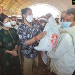 Harshika Poonacha Instagram - A picture is worth a thousand words . Each person we met, Each village we visited have been very special to us 🙏 @bhuvanamfoundation is here at hour resue ❤️❤️❤️ ಭುವನಂ ತಂಡದಿಂದ ಸವಸುದ್ದಿಯಲ್ಲಿ "ಉಷಾರ್" - "ಕರ್ನಾಟಕ ಕೊರೋನ ಜಾಗೃತಿ" ಅಭಿಯಾನ!! ಭುವನಂ ಸಂಸ್ಥೆಯ ರಾಯಬಾರಿಗಳಾದ ನಟ ಭುವನ್ ಪೊನ್ನಣ್ಣ ಹಾಗೂ ನಟಿ ಹರ್ಷಿಕಾ ಪೂಣಚ್ಚ ರವರು ಬೆಳಗಾವಿ ಜಿಲ್ಲೆಯ ಚಿಕ್ಕೋಡಿ ತಾಲೂಕಿನ ರಾಯಭಾಗದ, ಸವಸುದ್ದಿ ಗ್ರಾಮಕ್ಕೆ ಭೇಟಿ ನೀಡುವ ಮೂಲಕ ಉತ್ತರ ಕರ್ನಾಟಕದಲ್ಲಿ ಭುವನಂ ಸಂಸ್ಥೆಯ ಅಡಿಯಲ್ಲಿ ಆಯೋಜಿಸಲಾದ "ಉಷಾರ್" - "ಕರ್ನಾಟಕ ಕೊರೋನ ಜಾಗೃತಿ" ಅಭಿಯಾನವನ್ನು ಪ್ರಾರಂಭಿಸಿರುತ್ತಾರೆ.   ಸವಸುದ್ದಿ ಗ್ರಾಮದಲ್ಲಿ ಒಂದೇ ತಿಂಗಳಲ್ಲಿ ಬರೋಬ್ಬರಿ 70 - 80  ಸಾವು ಗಳಾಗಿರುವುದನ್ನು ಅರಿತು ಖುದ್ದಾಗಿ ಬೆಂಗಳೂರಿನಿಂದ 12 ಗಂಟೆಗಳ ಕಾಲ ಅವರ ತಂಡದೊಡನೆ ಪಯಣ ಬೆಳಸಿ ಇಲ್ಲಿಯ ಜನರನ್ನು ಭೇಟಿ ಮಾಡಿ ಅವರ ತೊಂದರೆಗಳನ್ನು ಆಲಿಸಿ, ಕೊರೊನ ಪೀಡಿತ 50 ಸಂಸಾರಗಳ ಮನೆಗೆ ತಾವೇ ತೆರಳಿ ಒಂದು ತಿಂಗಳಿಗೆ ಆಗುವಷ್ಟು ಅಗತ್ಯ ವಸ್ತುಗಳು ,ದಿನಸಿ, ಔಷದಿ ಮತ್ತು ಮಾಸ್ಕ್ ಗಳ್ಳನು ಎಲ್ಲಾ ಬಡ ಕುಟುಂಬಗಳಿಗೆ ಹಂಚಿದ್ದಾರೆ .