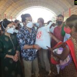 Harshika Poonacha Instagram - A picture is worth a thousand words . Each person we met, Each village we visited have been very special to us 🙏 @bhuvanamfoundation is here at hour resue ❤️❤️❤️ ಭುವನಂ ತಂಡದಿಂದ ಸವಸುದ್ದಿಯಲ್ಲಿ "ಉಷಾರ್" - "ಕರ್ನಾಟಕ ಕೊರೋನ ಜಾಗೃತಿ" ಅಭಿಯಾನ!! ಭುವನಂ ಸಂಸ್ಥೆಯ ರಾಯಬಾರಿಗಳಾದ ನಟ ಭುವನ್ ಪೊನ್ನಣ್ಣ ಹಾಗೂ ನಟಿ ಹರ್ಷಿಕಾ ಪೂಣಚ್ಚ ರವರು ಬೆಳಗಾವಿ ಜಿಲ್ಲೆಯ ಚಿಕ್ಕೋಡಿ ತಾಲೂಕಿನ ರಾಯಭಾಗದ, ಸವಸುದ್ದಿ ಗ್ರಾಮಕ್ಕೆ ಭೇಟಿ ನೀಡುವ ಮೂಲಕ ಉತ್ತರ ಕರ್ನಾಟಕದಲ್ಲಿ ಭುವನಂ ಸಂಸ್ಥೆಯ ಅಡಿಯಲ್ಲಿ ಆಯೋಜಿಸಲಾದ "ಉಷಾರ್" - "ಕರ್ನಾಟಕ ಕೊರೋನ ಜಾಗೃತಿ" ಅಭಿಯಾನವನ್ನು ಪ್ರಾರಂಭಿಸಿರುತ್ತಾರೆ.   ಸವಸುದ್ದಿ ಗ್ರಾಮದಲ್ಲಿ ಒಂದೇ ತಿಂಗಳಲ್ಲಿ ಬರೋಬ್ಬರಿ 70 - 80  ಸಾವು ಗಳಾಗಿರುವುದನ್ನು ಅರಿತು ಖುದ್ದಾಗಿ ಬೆಂಗಳೂರಿನಿಂದ 12 ಗಂಟೆಗಳ ಕಾಲ ಅವರ ತಂಡದೊಡನೆ ಪಯಣ ಬೆಳಸಿ ಇಲ್ಲಿಯ ಜನರನ್ನು ಭೇಟಿ ಮಾಡಿ ಅವರ ತೊಂದರೆಗಳನ್ನು ಆಲಿಸಿ, ಕೊರೊನ ಪೀಡಿತ 50 ಸಂಸಾರಗಳ ಮನೆಗೆ ತಾವೇ ತೆರಳಿ ಒಂದು ತಿಂಗಳಿಗೆ ಆಗುವಷ್ಟು ಅಗತ್ಯ ವಸ್ತುಗಳು ,ದಿನಸಿ, ಔಷದಿ ಮತ್ತು ಮಾಸ್ಕ್ ಗಳ್ಳನು ಎಲ್ಲಾ ಬಡ ಕುಟುಂಬಗಳಿಗೆ ಹಂಚಿದ್ದಾರೆ .
