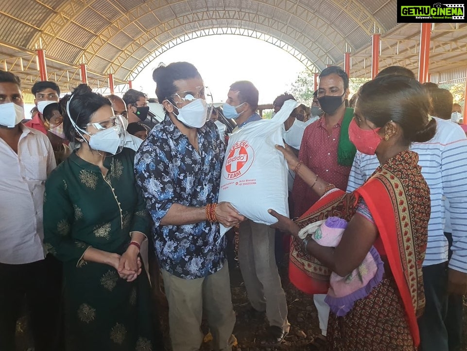 Harshika Poonacha Instagram - A picture is worth a thousand words . Each person we met, Each village we visited have been very special to us 🙏 @bhuvanamfoundation is here at hour resue ❤️❤️❤️ ಭುವನಂ ತಂಡದಿಂದ ಸವಸುದ್ದಿಯಲ್ಲಿ "ಉಷಾರ್" - "ಕರ್ನಾಟಕ ಕೊರೋನ ಜಾಗೃತಿ" ಅಭಿಯಾನ!! ಭುವನಂ ಸಂಸ್ಥೆಯ ರಾಯಬಾರಿಗಳಾದ ನಟ ಭುವನ್ ಪೊನ್ನಣ್ಣ ಹಾಗೂ ನಟಿ ಹರ್ಷಿಕಾ ಪೂಣಚ್ಚ ರವರು ಬೆಳಗಾವಿ ಜಿಲ್ಲೆಯ ಚಿಕ್ಕೋಡಿ ತಾಲೂಕಿನ ರಾಯಭಾಗದ, ಸವಸುದ್ದಿ ಗ್ರಾಮಕ್ಕೆ ಭೇಟಿ ನೀಡುವ ಮೂಲಕ ಉತ್ತರ ಕರ್ನಾಟಕದಲ್ಲಿ ಭುವನಂ ಸಂಸ್ಥೆಯ ಅಡಿಯಲ್ಲಿ ಆಯೋಜಿಸಲಾದ "ಉಷಾರ್" - "ಕರ್ನಾಟಕ ಕೊರೋನ ಜಾಗೃತಿ" ಅಭಿಯಾನವನ್ನು ಪ್ರಾರಂಭಿಸಿರುತ್ತಾರೆ. ಸವಸುದ್ದಿ ಗ್ರಾಮದಲ್ಲಿ ಒಂದೇ ತಿಂಗಳಲ್ಲಿ ಬರೋಬ್ಬರಿ 70 - 80 ಸಾವು ಗಳಾಗಿರುವುದನ್ನು ಅರಿತು ಖುದ್ದಾಗಿ ಬೆಂಗಳೂರಿನಿಂದ 12 ಗಂಟೆಗಳ ಕಾಲ ಅವರ ತಂಡದೊಡನೆ ಪಯಣ ಬೆಳಸಿ ಇಲ್ಲಿಯ ಜನರನ್ನು ಭೇಟಿ ಮಾಡಿ ಅವರ ತೊಂದರೆಗಳನ್ನು ಆಲಿಸಿ, ಕೊರೊನ ಪೀಡಿತ 50 ಸಂಸಾರಗಳ ಮನೆಗೆ ತಾವೇ ತೆರಳಿ ಒಂದು ತಿಂಗಳಿಗೆ ಆಗುವಷ್ಟು ಅಗತ್ಯ ವಸ್ತುಗಳು ,ದಿನಸಿ, ಔಷದಿ ಮತ್ತು ಮಾಸ್ಕ್ ಗಳ್ಳನು ಎಲ್ಲಾ ಬಡ ಕುಟುಂಬಗಳಿಗೆ ಹಂಚಿದ್ದಾರೆ .