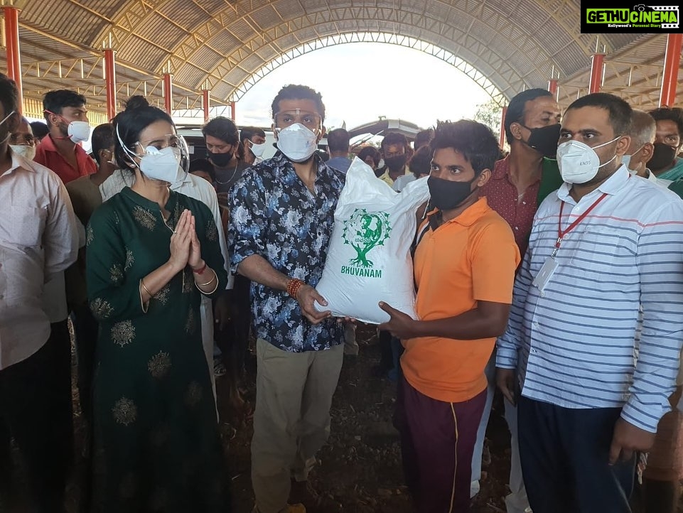 Harshika Poonacha Instagram - A picture is worth a thousand words . Each person we met, Each village we visited have been very special to us 🙏 @bhuvanamfoundation is here at hour resue ❤️❤️❤️ ಭುವನಂ ತಂಡದಿಂದ ಸವಸುದ್ದಿಯಲ್ಲಿ "ಉಷಾರ್" - "ಕರ್ನಾಟಕ ಕೊರೋನ ಜಾಗೃತಿ" ಅಭಿಯಾನ!! ಭುವನಂ ಸಂಸ್ಥೆಯ ರಾಯಬಾರಿಗಳಾದ ನಟ ಭುವನ್ ಪೊನ್ನಣ್ಣ ಹಾಗೂ ನಟಿ ಹರ್ಷಿಕಾ ಪೂಣಚ್ಚ ರವರು ಬೆಳಗಾವಿ ಜಿಲ್ಲೆಯ ಚಿಕ್ಕೋಡಿ ತಾಲೂಕಿನ ರಾಯಭಾಗದ, ಸವಸುದ್ದಿ ಗ್ರಾಮಕ್ಕೆ ಭೇಟಿ ನೀಡುವ ಮೂಲಕ ಉತ್ತರ ಕರ್ನಾಟಕದಲ್ಲಿ ಭುವನಂ ಸಂಸ್ಥೆಯ ಅಡಿಯಲ್ಲಿ ಆಯೋಜಿಸಲಾದ "ಉಷಾರ್" - "ಕರ್ನಾಟಕ ಕೊರೋನ ಜಾಗೃತಿ" ಅಭಿಯಾನವನ್ನು ಪ್ರಾರಂಭಿಸಿರುತ್ತಾರೆ. ಸವಸುದ್ದಿ ಗ್ರಾಮದಲ್ಲಿ ಒಂದೇ ತಿಂಗಳಲ್ಲಿ ಬರೋಬ್ಬರಿ 70 - 80 ಸಾವು ಗಳಾಗಿರುವುದನ್ನು ಅರಿತು ಖುದ್ದಾಗಿ ಬೆಂಗಳೂರಿನಿಂದ 12 ಗಂಟೆಗಳ ಕಾಲ ಅವರ ತಂಡದೊಡನೆ ಪಯಣ ಬೆಳಸಿ ಇಲ್ಲಿಯ ಜನರನ್ನು ಭೇಟಿ ಮಾಡಿ ಅವರ ತೊಂದರೆಗಳನ್ನು ಆಲಿಸಿ, ಕೊರೊನ ಪೀಡಿತ 50 ಸಂಸಾರಗಳ ಮನೆಗೆ ತಾವೇ ತೆರಳಿ ಒಂದು ತಿಂಗಳಿಗೆ ಆಗುವಷ್ಟು ಅಗತ್ಯ ವಸ್ತುಗಳು ,ದಿನಸಿ, ಔಷದಿ ಮತ್ತು ಮಾಸ್ಕ್ ಗಳ್ಳನು ಎಲ್ಲಾ ಬಡ ಕುಟುಂಬಗಳಿಗೆ ಹಂಚಿದ್ದಾರೆ .