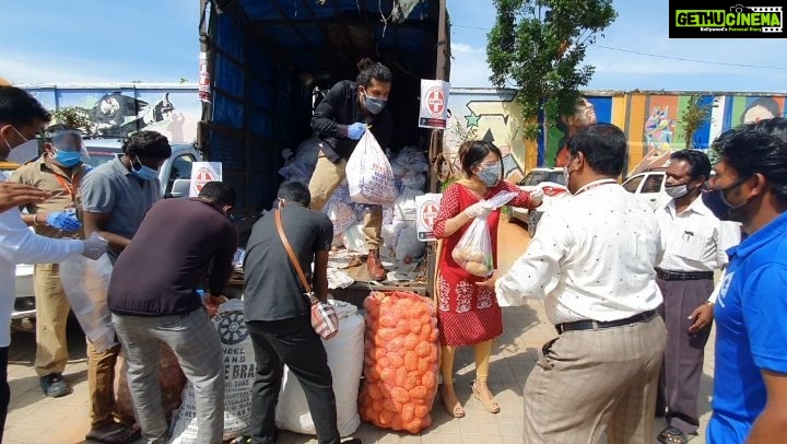 Harshika Poonacha Instagram - Our Production Managers wake up first in the morning and are the last one to get back to sleep,Today from @bhuvanamfoundation 's first project #FeedKarnataka ,we gave around 110 Ration kits to our Kannada Film Industry Production manager families. We live only once, Lets make our Life Useful🙏🙏🙏 @bhuvanamfoundation @bhuvann_ponnannaa_official