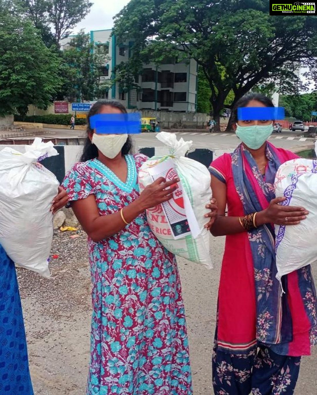 Harshika Poonacha Instagram - Some pictures are heartbreaking and they tell painful stories 🥺 Let’s share and eat, Let’s give to the needy, Trust me nobody has become poor by giving 🙏 Please please help people around you who need you . #covid_19 #bhuvanamfoundation #rationkits #2ndwave @bhuvanamfoundation @bhuvann_ponnannaa_official