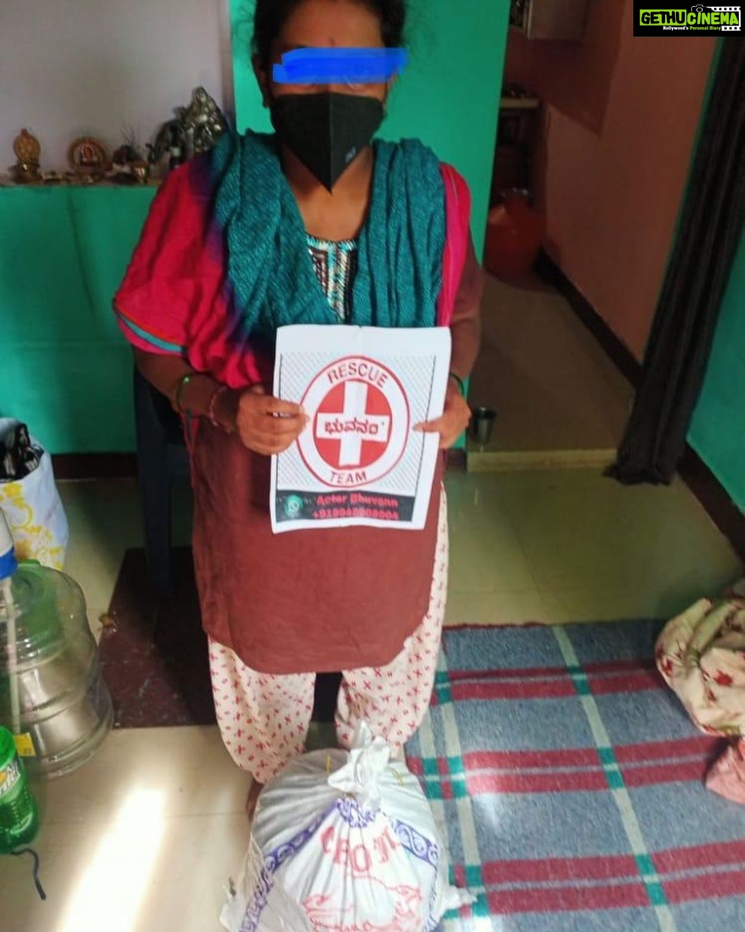 Harshika Poonacha Instagram - Some pictures are heartbreaking and they tell painful stories 🥺 Let’s share and eat, Let’s give to the needy, Trust me nobody has become poor by giving 🙏 Please please help people around you who need you . #covid_19 #bhuvanamfoundation #rationkits #2ndwave @bhuvanamfoundation @bhuvann_ponnannaa_official