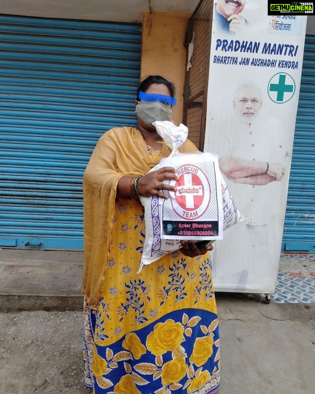 Harshika Poonacha Instagram - Some pictures are heartbreaking and they tell painful stories 🥺 Let’s share and eat, Let’s give to the needy, Trust me nobody has become poor by giving 🙏 Please please help people around you who need you . #covid_19 #bhuvanamfoundation #rationkits #2ndwave @bhuvanamfoundation @bhuvann_ponnannaa_official