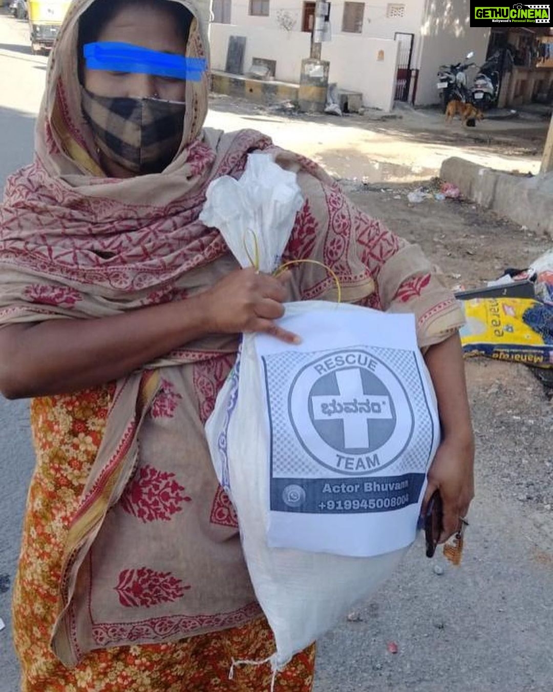 Harshika Poonacha Instagram - Some pictures are heartbreaking and they tell painful stories 🥺 Let’s share and eat, Let’s give to the needy, Trust me nobody has become poor by giving 🙏 Please please help people around you who need you . #covid_19 #bhuvanamfoundation #rationkits #2ndwave @bhuvanamfoundation @bhuvann_ponnannaa_official
