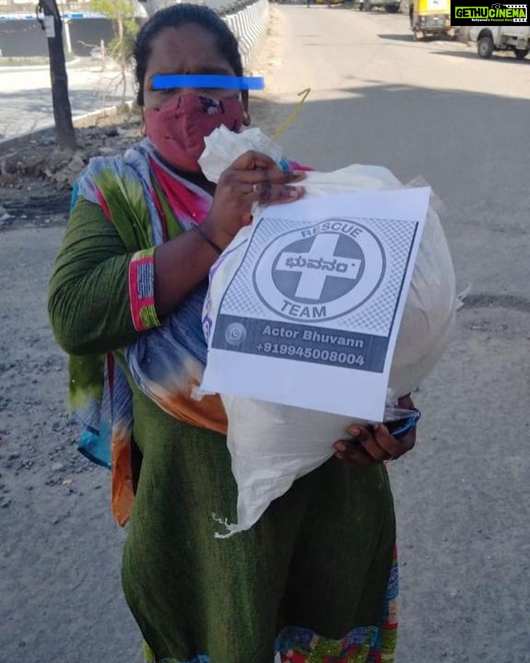 Harshika Poonacha Instagram - Some pictures are heartbreaking and they tell painful stories 🥺 Let’s share and eat, Let’s give to the needy, Trust me nobody has become poor by giving 🙏 Please please help people around you who need you . #covid_19 #bhuvanamfoundation #rationkits #2ndwave @bhuvanamfoundation @bhuvann_ponnannaa_official
