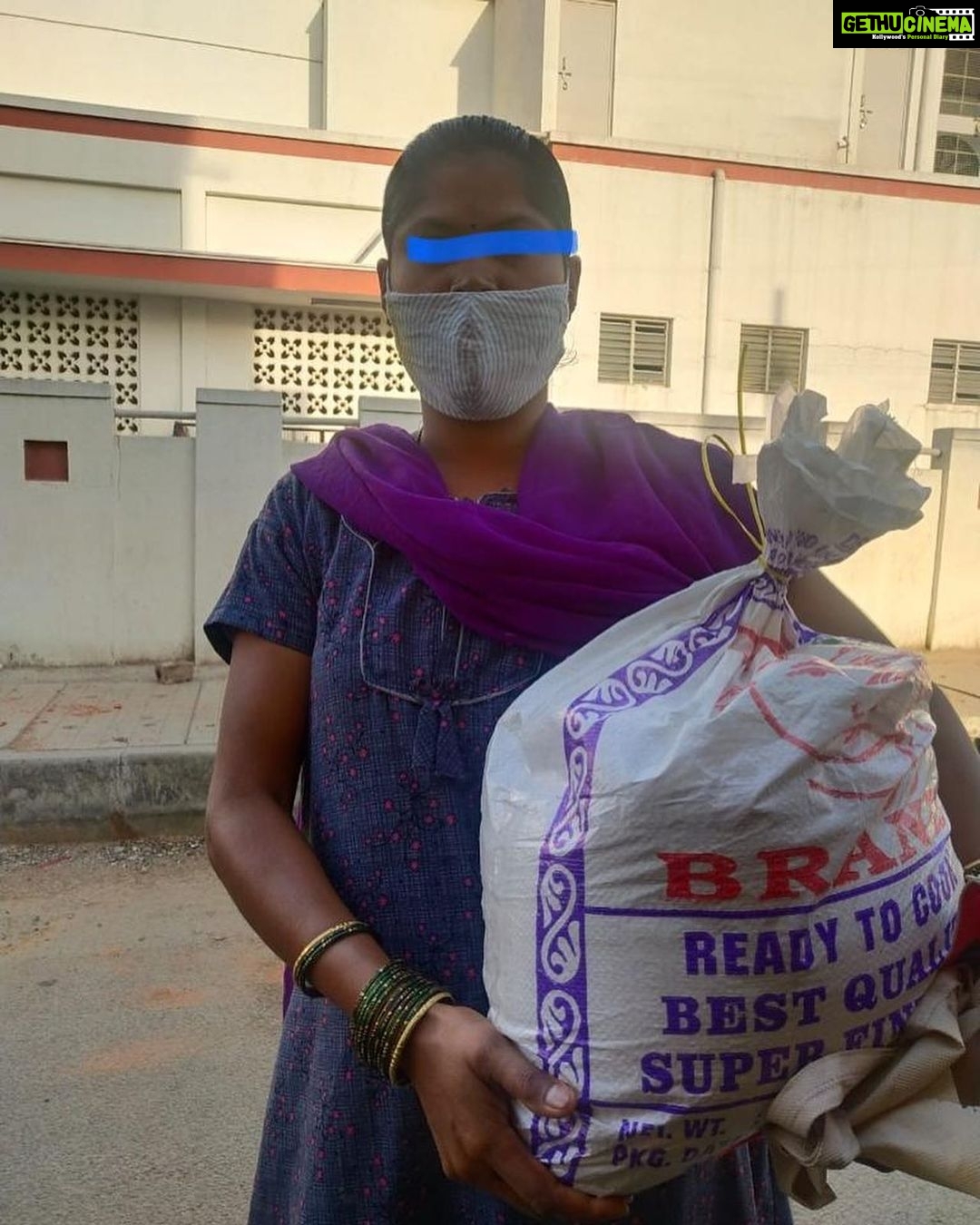 Harshika Poonacha Instagram - Some pictures are heartbreaking and they tell painful stories 🥺 Let’s share and eat, Let’s give to the needy, Trust me nobody has become poor by giving 🙏 Please please help people around you who need you . #covid_19 #bhuvanamfoundation #rationkits #2ndwave @bhuvanamfoundation @bhuvann_ponnannaa_official