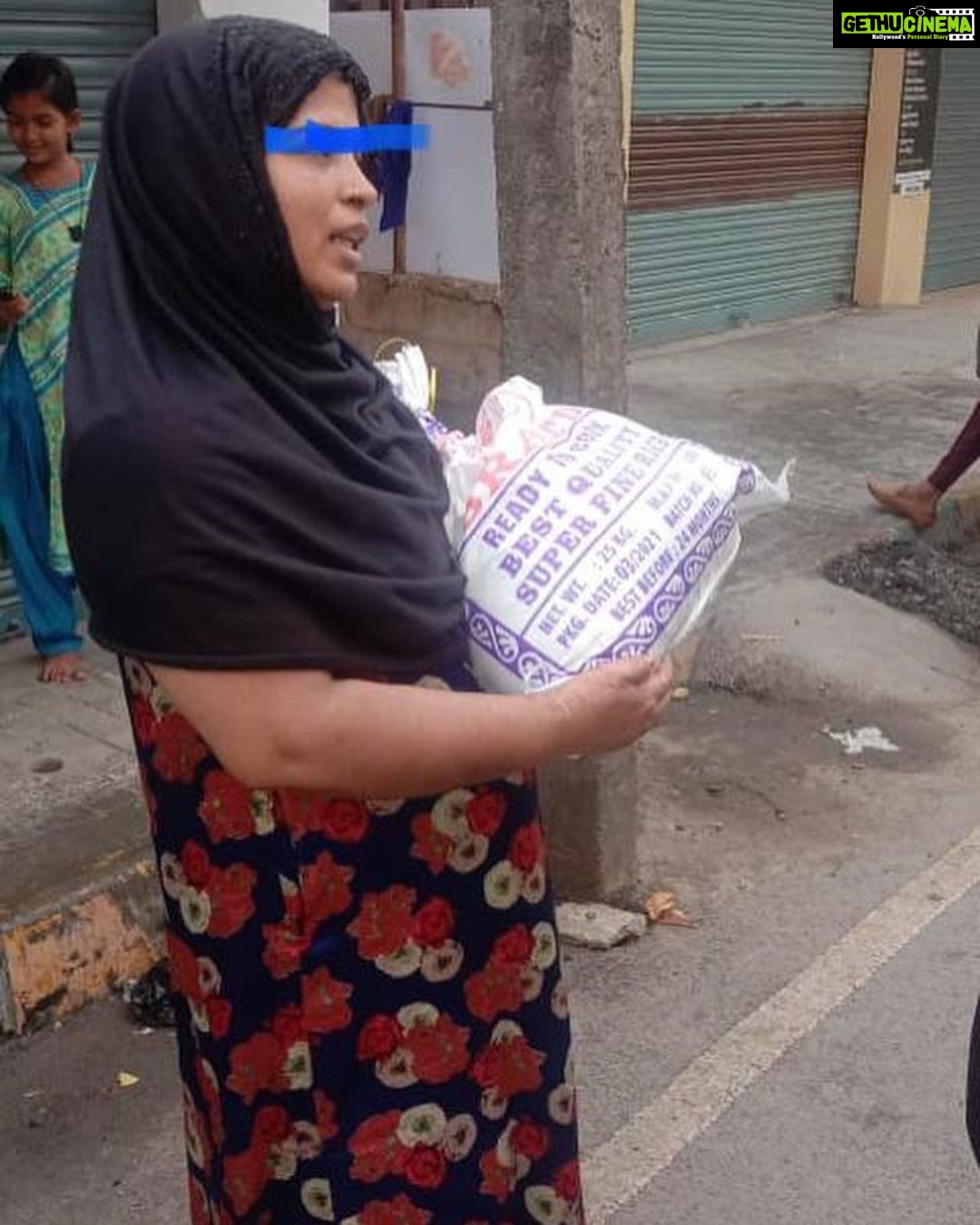 Harshika Poonacha Instagram - Some pictures are heartbreaking and they tell painful stories 🥺 Let’s share and eat, Let’s give to the needy, Trust me nobody has become poor by giving 🙏 Please please help people around you who need you . #covid_19 #bhuvanamfoundation #rationkits #2ndwave @bhuvanamfoundation @bhuvann_ponnannaa_official