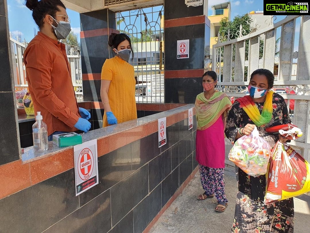 Harshika Poonacha Instagram - Donated Ration kits with Rice,Dal,Sugar,Oil,Atta,spices and vegetables to close to 150 families today in Hoskote by @bhuvanamfoundation . They can now pass the lockdown peacefully π #letshelpeachother #covid_19 #pandemic @bhuvann_ponnannaa_official @sriharshachikkars Shree Satya Palace Convention Hall