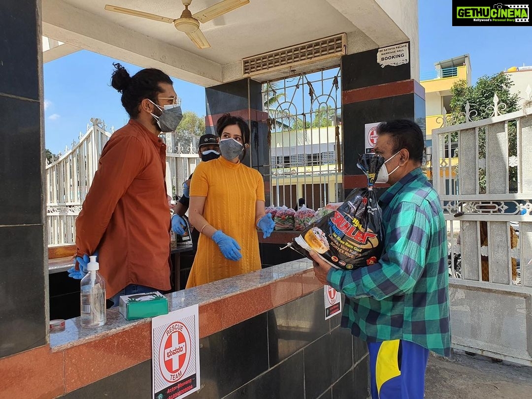 Harshika Poonacha Instagram - Donated Ration kits with Rice,Dal,Sugar,Oil,Atta,spices and vegetables to close to 150 families today in Hoskote by @bhuvanamfoundation . They can now pass the lockdown peacefully π #letshelpeachother #covid_19 #pandemic @bhuvann_ponnannaa_official @sriharshachikkars Shree Satya Palace Convention Hall