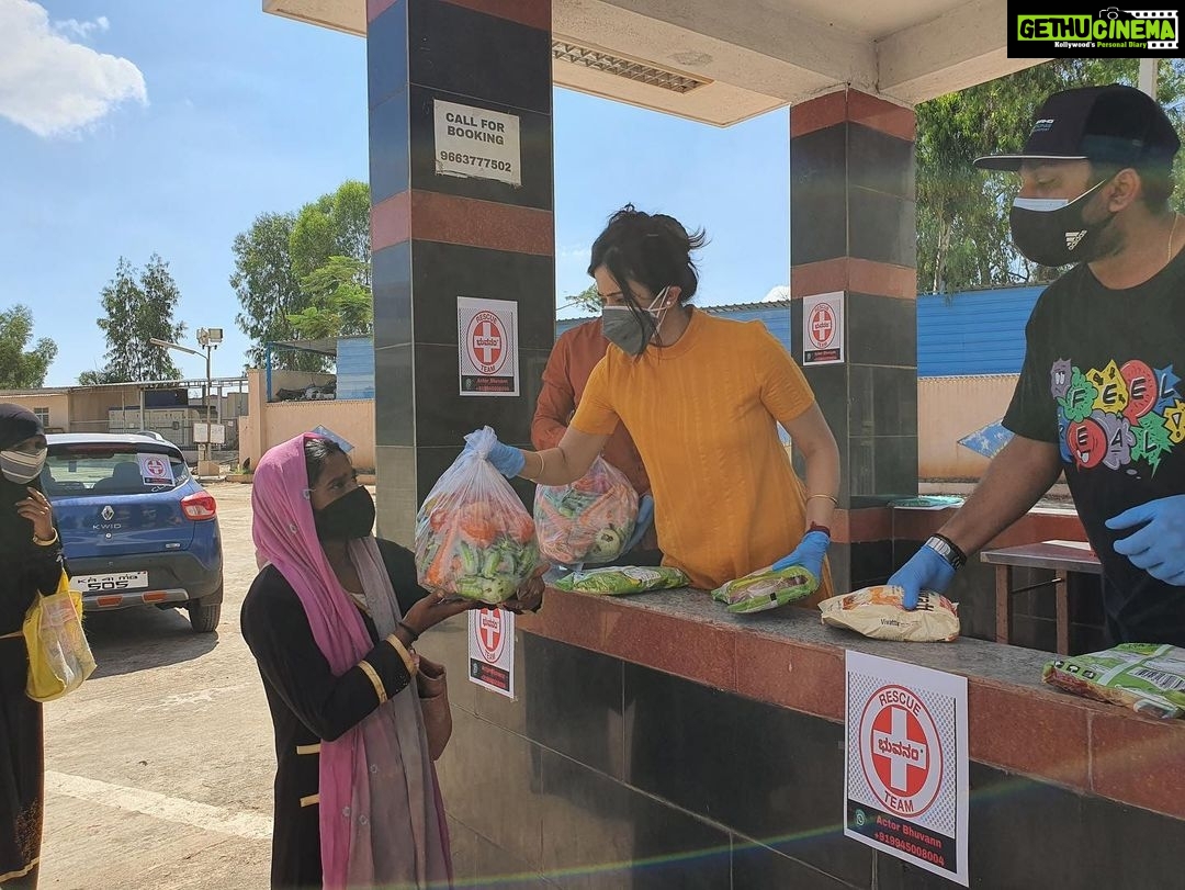 Harshika Poonacha Instagram - Donated Ration kits with Rice,Dal,Sugar,Oil,Atta,spices and vegetables to close to 150 families today in Hoskote by @bhuvanamfoundation . They can now pass the lockdown peacefully π #letshelpeachother #covid_19 #pandemic @bhuvann_ponnannaa_official @sriharshachikkars Shree Satya Palace Convention Hall