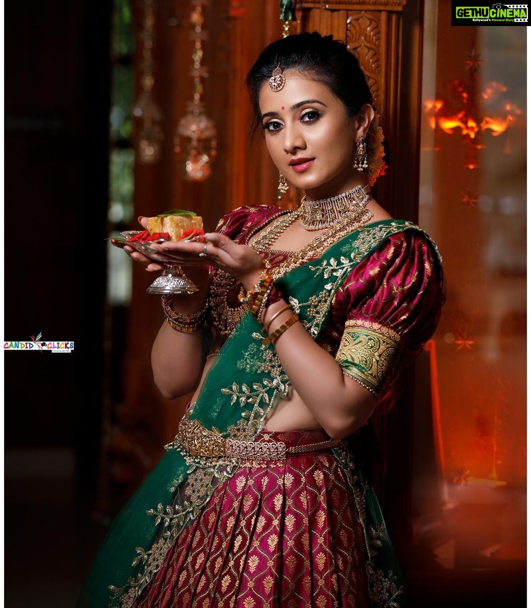 Harshika Poonacha Instagram - ನನ್ನ ಪ್ರೀತಿಯ ಕನ್ನಡಿಗರಿಗೆ ಮಕರ ಸಂಕ್ರಾಂತಿ ಹಬ್ಬದ ಹಾರ್ದಿಕ ಶುಭಾಶಯಗಳು 🙏 ನಿಮ್ಮ ಜೀವನದಲ್ಲಿ ಸಧಾ ಬೆಲ್ಲದ ಸ್ವಾದ ತುಂಬಿರಲಿ ♥️ आप सबको मकर संक्रांति की डेर सारी शुभकामना🙏 I wish you all a very very happy Makara sankranti ♥️♥️♥️ #happy #makarsankranti #festival #stay #blessed London, United Kingdom