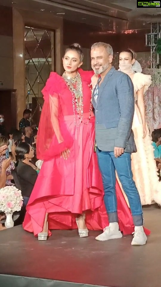 Harshika Poonacha Instagram - When I love a song!!!❤❤❤ My version of the most #trending #enjaami #fashion #fashionweek @fall_fashion_week_bangalore #showstopper #ace #designer @asifmerchant Video credits @smdfarid259