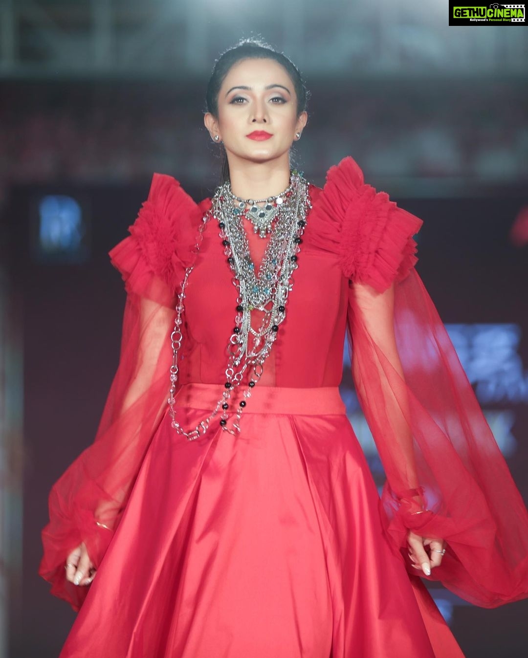 Harshika Poonacha Instagram - I don’t WALK the RAMP, I OWN it ❤️❤️❤️ . . . . Thankyou to the whole team and I loved each and every bit of the show yesterday ❤️❤️❤️ Rocked at @fall_fashion_week_bangalore Wearing the most gorgeous @asifmerchant creation PC @samystudioworks MUH @bodycraftacademy Nails @glamnails_bynikki Sheraton Grand Bangalore Hotel at Brigade Gateway