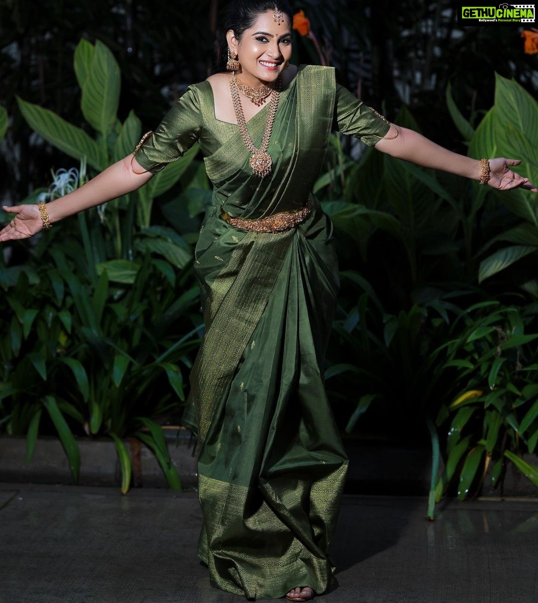 Himaja Instagram - 👉Kanchi Pattu Saree by @mugdhaartstudio 👉Jewelleryby @navishkasfashionjewelry 👉Makeup & Hair by @bhavani._.makeovers 👉 Pc : @mahi_visual 👉Ec : @itsdhanyasri Navishka’s is a house of premium designer fashion jewellery. Navishka’s is one of its kind fashion jewellery brands with an aim to help women wear their favourite jewellery to boost their confidence and allow them to bring out the best of their beautiful self. Why choose Navishka’s? 1. @navishkasfashionjewelry collections are not only unique but are affordable too. 2. The jewellery pieces doesn’t have a glaring yellow / orangish color finishing, so looks very rich and elegant. 3. Not so heavy, light and delicate, easy to handle. 4. It makes you stand out of the crowd. You will fall in love whenever you see it or feel it on you. Please DM @9988408888 to order/any enquiries. Polish: Nakshi Polish Type: Antique Material: Premium Quality Gold look-alike made of Copper and Brass. #navishkas #navishkasgoldplatedjewelry #designerjewellery #jewellery #jewelry #fashionjewellery #designerfashionjewellery #imitationjewellery #onlinejewellery #onlinejewelry #jewelsofindia #bridesofindia #indianbrides #exquisitejewellery #czearrings #brandjewellery #pendantset #zirconbridaljewellery #zirconjewellery #bridaljewellery #bridaljewelleryonline #indianjewelry #fashionjewelry #necklacesets #templejewellery #indianjewelrydesigner #antiquejewelry #choker #kanchipattu #pattusarees