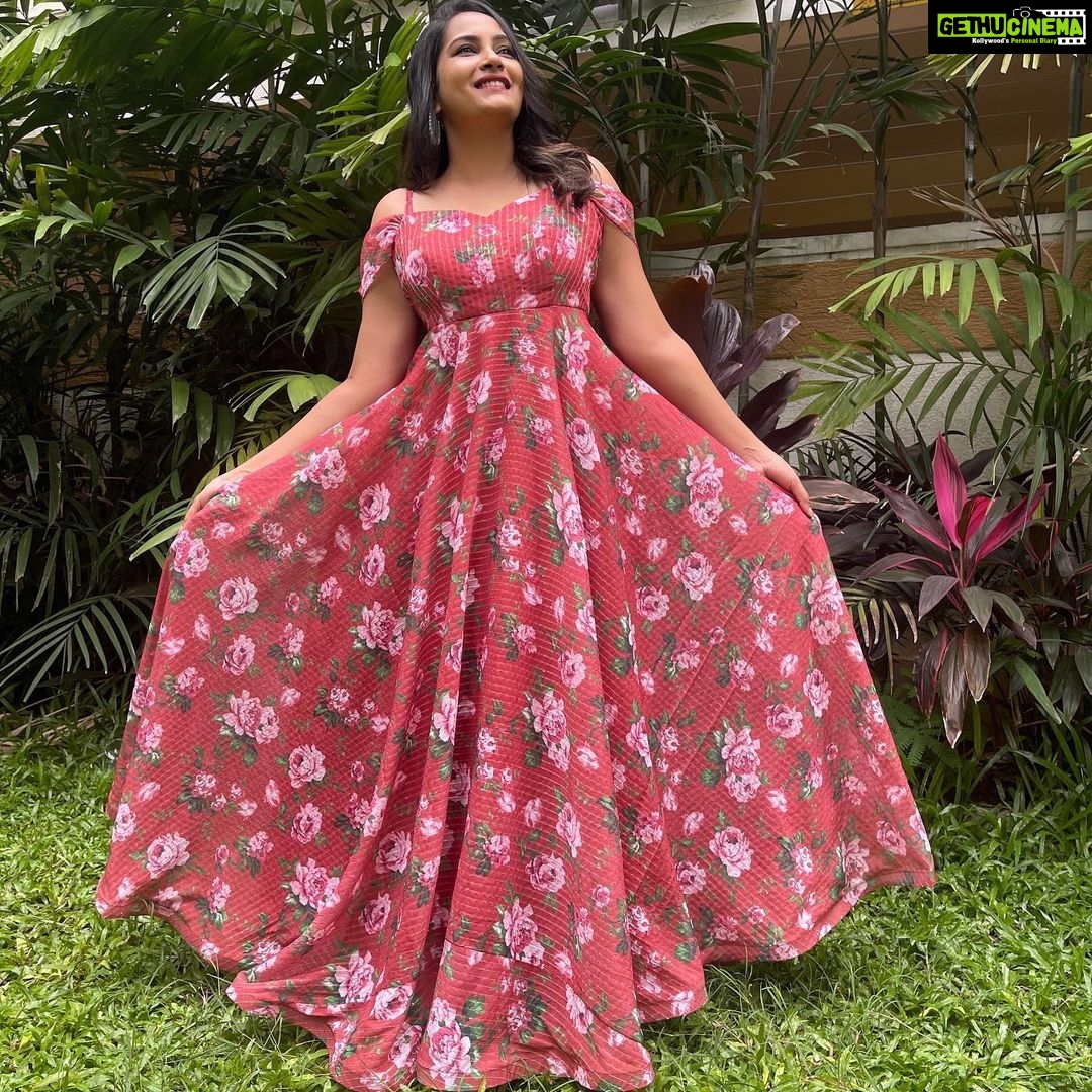 Himaja Instagram - Good Day Everyone..Just Start your Day with Smile 😍 Outfit By @elegant_threads_by_salma ❤️ #designerwear #designerdresses #designerdress #coldshoulder