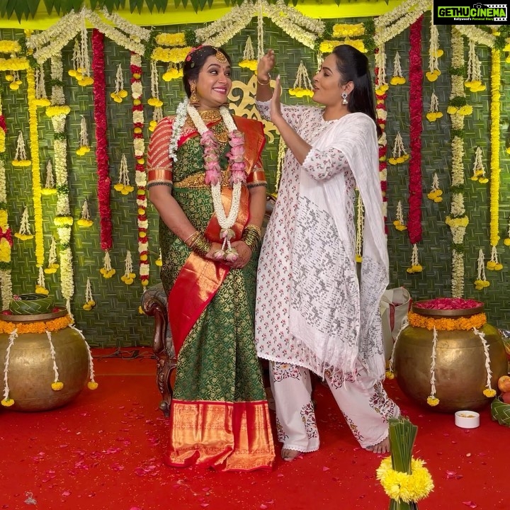 Himaja Instagram - Congratulations on the life growing inside your tummy๐ I bet you are going to be a fantastic mummy @actress_hariteja #srimantham ๐ฅ Shoot break lo vellochaa ๐ #motherhoodjourney #hariteja #teluguactress #teluguactresses #tollywoodactor #function