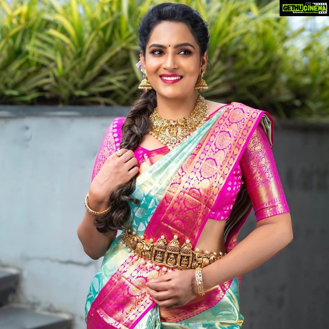 Himaja Instagram - 💖Prapancham lo nenu cheera kattukoni ,Nagalu pettukoni ready Aithe first Happy gaa feel Ayyedhi maa Amma 😍 outfit by @mugdhaartstudio and jewellery by @mangatrai36jubileehills