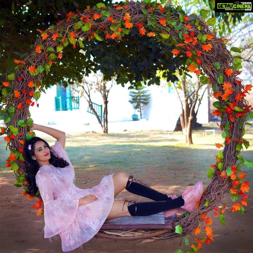 Himaja Instagram - I have learned over the years that the nicest thing I can do is to just say to myself, "Good Morning Darling, I love you; we're going to have a really great day today 🥰 #morning #nature #biggboss3 #beauty #telugucinema #telugu photography @verendar_photography