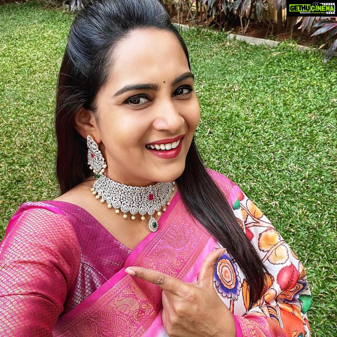 Himaja Instagram - 😍I love those who can smile in trouble .. This Beautiful Jewellery by @yuri_creationss . . #jewellers #jewellerybox #jewellerystore #jewelleryset #smile #loveyouall❤️