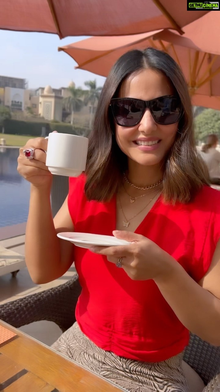 Hina Khan Instagram - Breakfast with a view.. #marveloftheworld #wonderoftheworld #reels #feelitreelit #trendingreels #thankyougod #ReelsWithHK