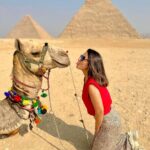 Hina Khan Instagram - Perfect weather, perfect location and a perfect companion.. I must say we’re quite photogenic.. isn’t it? Had an amazing experience at Giza, Egypt. These #Pyramids take you back in time with just a look. You have to see it to believe it.. #TravellingBackInTime #travelphotography #wonderoftheworld