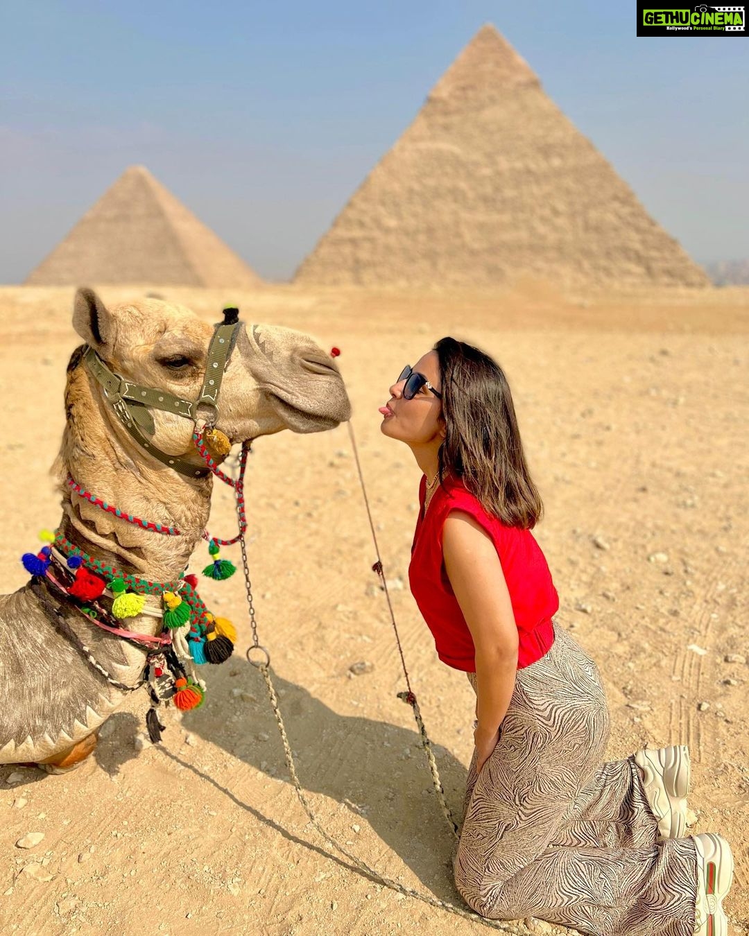 Hina Khan Instagram - Perfect weather, perfect location and a perfect companion.. I must say we’re quite photogenic.. isn’t it? Had an amazing experience at Giza, Egypt. These #Pyramids take you back in time with just a look. You have to see it to believe it.. #TravellingBackInTime #travelphotography #wonderoftheworld