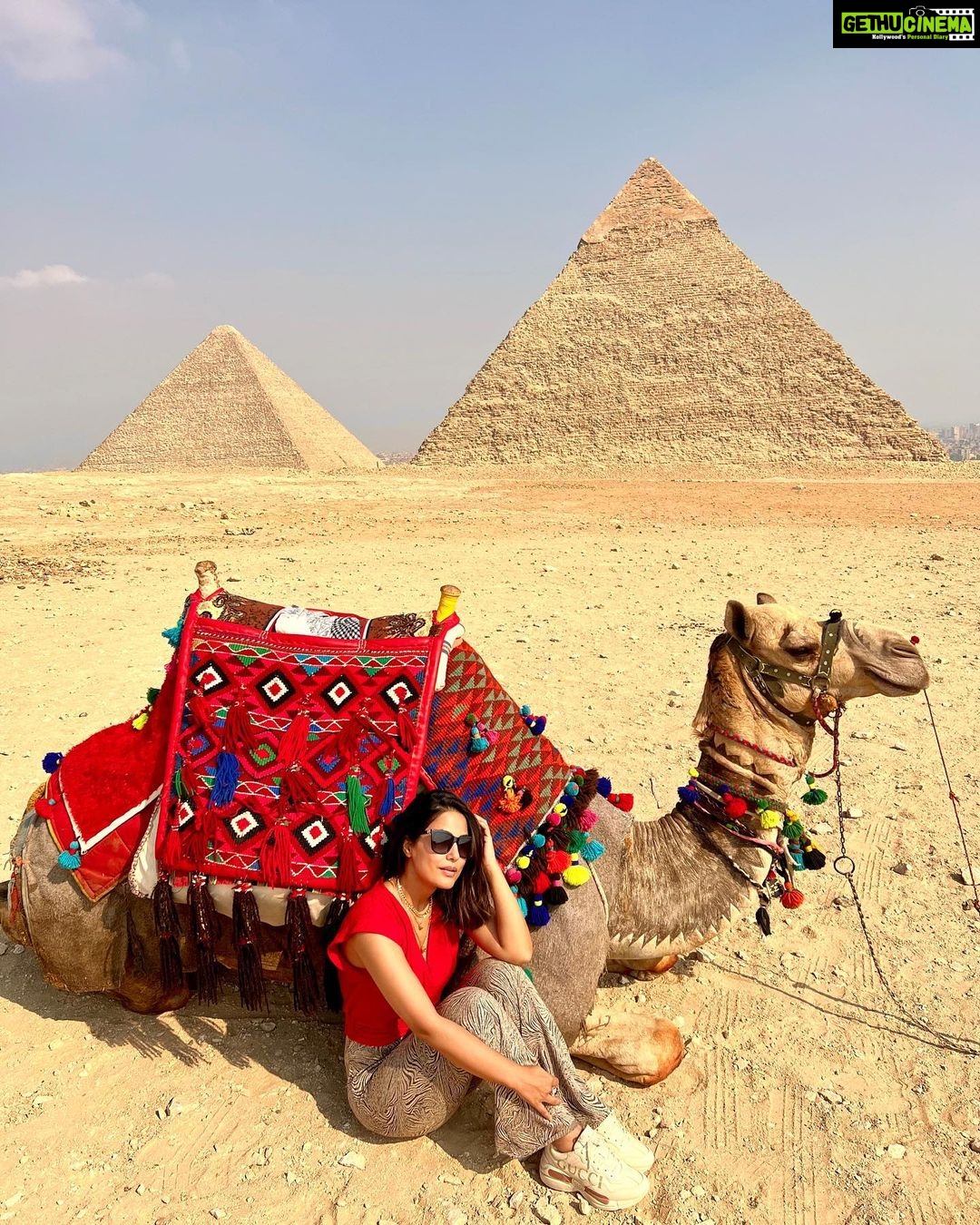Hina Khan Instagram - Perfect weather, perfect location and a perfect companion.. I must say we’re quite photogenic.. isn’t it? Had an amazing experience at Giza, Egypt. These #Pyramids take you back in time with just a look. You have to see it to believe it.. #TravellingBackInTime #travelphotography #wonderoftheworld