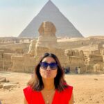 Hina Khan Instagram - Perfect weather, perfect location and a perfect companion.. I must say we’re quite photogenic.. isn’t it? Had an amazing experience at Giza, Egypt. These #Pyramids take you back in time with just a look. You have to see it to believe it.. #TravellingBackInTime #travelphotography #wonderoftheworld
