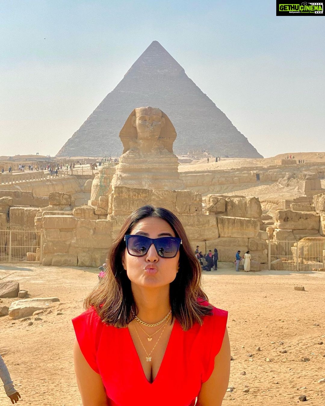Hina Khan Instagram - Perfect weather, perfect location and a perfect companion.. I must say we’re quite photogenic.. isn’t it? Had an amazing experience at Giza, Egypt. These #Pyramids take you back in time with just a look. You have to see it to believe it.. #TravellingBackInTime #travelphotography #wonderoftheworld