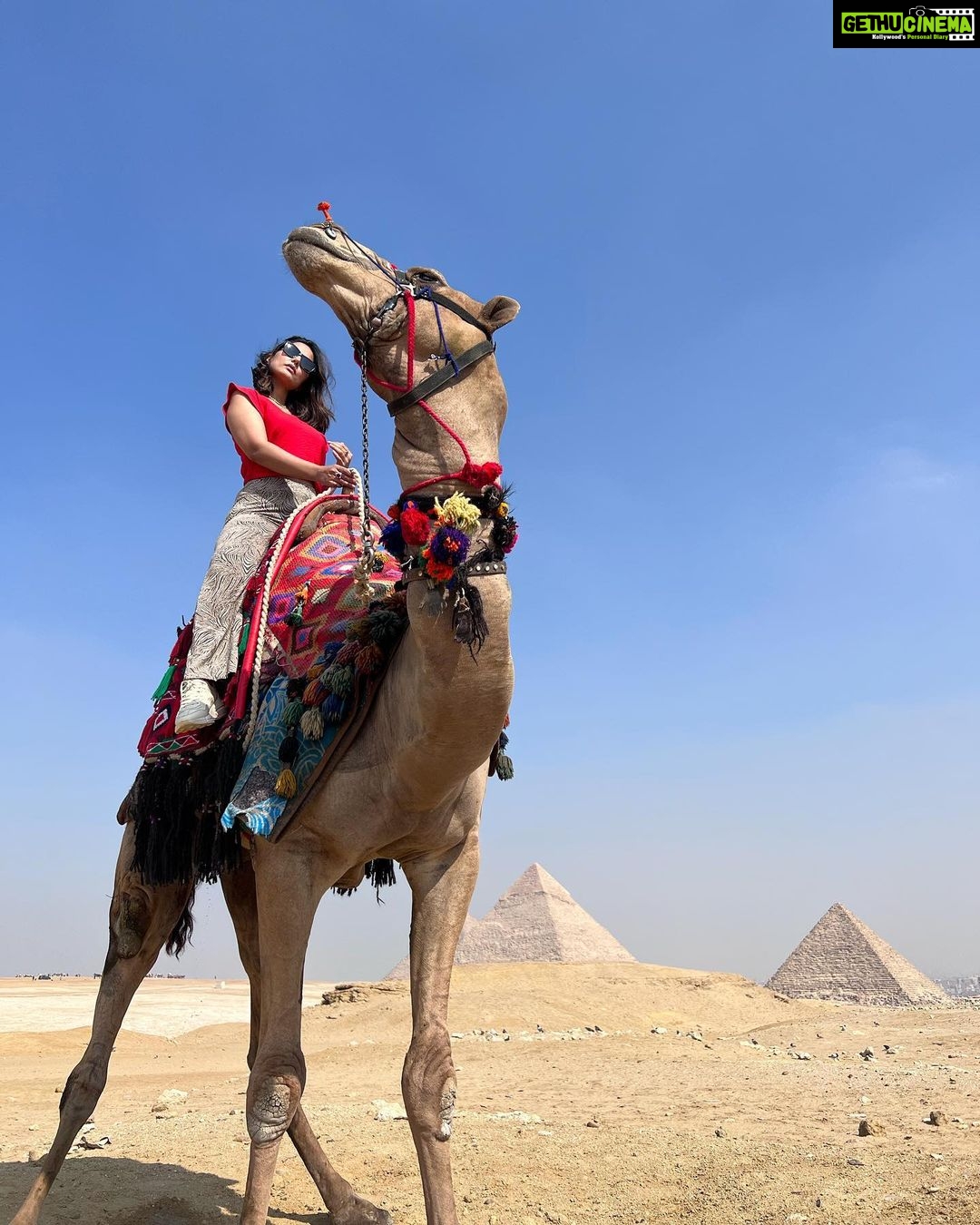 Hina Khan Instagram - Perfect weather, perfect location and a perfect companion.. I must say we’re quite photogenic.. isn’t it? Had an amazing experience at Giza, Egypt. These #Pyramids take you back in time with just a look. You have to see it to believe it.. #TravellingBackInTime #travelphotography #wonderoftheworld