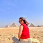 Hina Khan Instagram - Perfect weather, perfect location and a perfect companion.. I must say we’re quite photogenic.. isn’t it? Had an amazing experience at Giza, Egypt. These #Pyramids take you back in time with just a look. You have to see it to believe it.. #TravellingBackInTime #travelphotography #wonderoftheworld