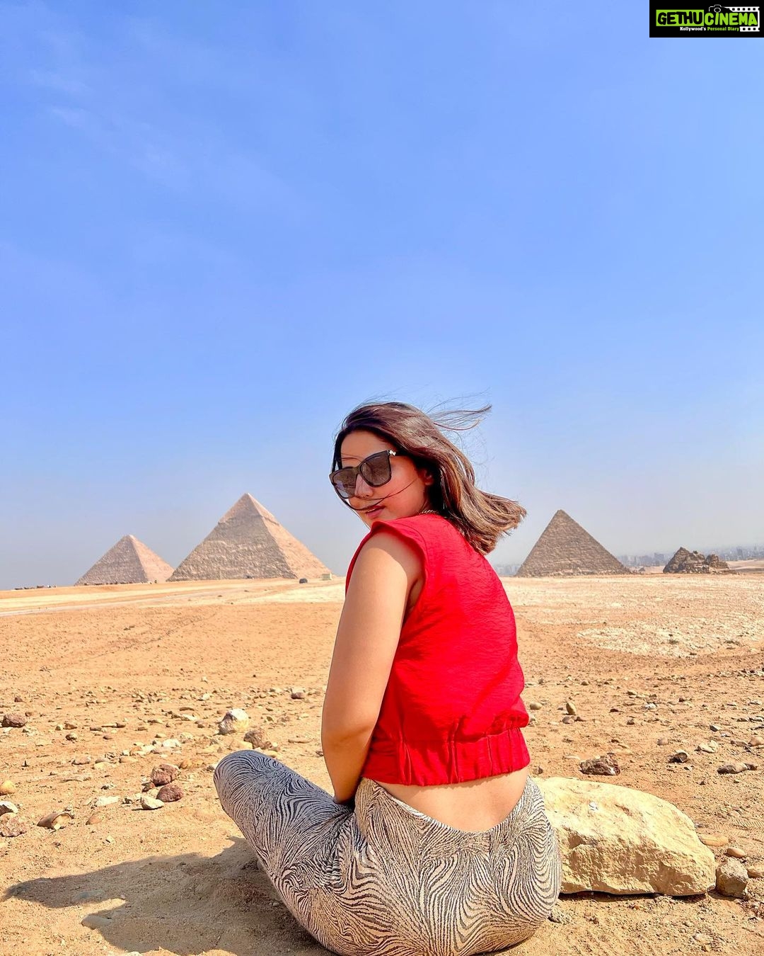 Hina Khan Instagram - Perfect weather, perfect location and a perfect companion.. I must say we’re quite photogenic.. isn’t it? Had an amazing experience at Giza, Egypt. These #Pyramids take you back in time with just a look. You have to see it to believe it.. #TravellingBackInTime #travelphotography #wonderoftheworld