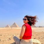 Hina Khan Instagram - Perfect weather, perfect location and a perfect companion.. I must say we’re quite photogenic.. isn’t it? Had an amazing experience at Giza, Egypt. These #Pyramids take you back in time with just a look. You have to see it to believe it.. #TravellingBackInTime #travelphotography #wonderoftheworld