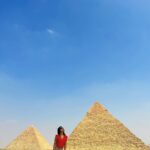 Hina Khan Instagram – Perfect weather, perfect location and a perfect companion.. 
I must say we’re quite photogenic.. isn’t it?
Had an amazing experience at Giza, Egypt. These #Pyramids take you back in time with just a look.
You have to see it to believe it..
#TravellingBackInTime #travelphotography #wonderoftheworld