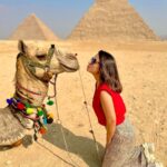 Hina Khan Instagram - Perfect weather, perfect location and a perfect companion.. I must say we’re quite photogenic.. isn’t it? Had an amazing experience at Giza, Egypt. These #Pyramids take you back in time with just a look. You have to see it to believe it.. #TravellingBackInTime #travelphotography #wonderoftheworld