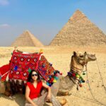 Hina Khan Instagram - Perfect weather, perfect location and a perfect companion.. I must say we’re quite photogenic.. isn’t it? Had an amazing experience at Giza, Egypt. These #Pyramids take you back in time with just a look. You have to see it to believe it.. #TravellingBackInTime #travelphotography #wonderoftheworld