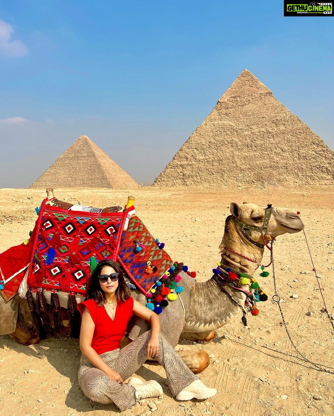 Hina Khan Instagram - Perfect weather, perfect location and a perfect companion.. I must say we’re quite photogenic.. isn’t it? Had an amazing experience at Giza, Egypt. These #Pyramids take you back in time with just a look. You have to see it to believe it.. #TravellingBackInTime #travelphotography #wonderoftheworld